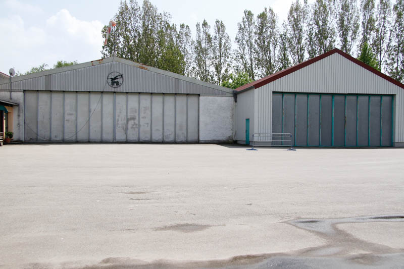 Vorfeld mit Hallen